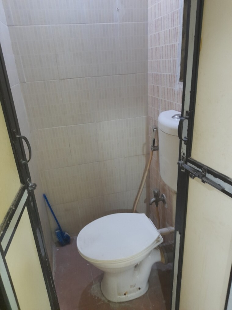 Bathroom, kurla west 1 Bedroom 300 Sq.Ft. Apartment In Kurla West Mumbai 9368906