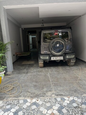 Parking in 1 RK Builder Floor at Sector 40 – for Rent