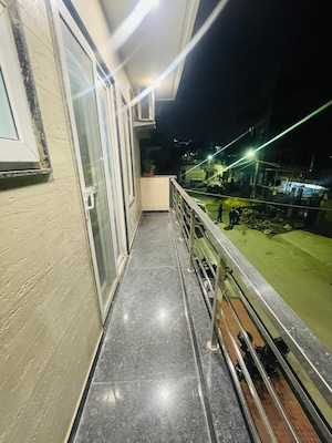 Balcony in 2 BHK Builder Floor at Sector 32 – for Rent