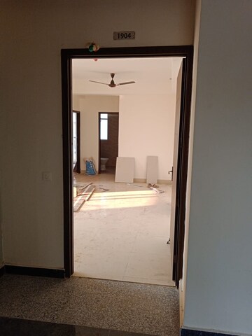 Room in 3 BHK Apartment at Amrapali Crystal Homes, Sector 76 – for Rent