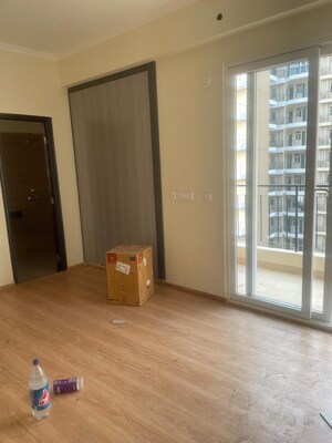 Room in 3 BHK Apartment at Amrapali Crystal Homes, Sector 76 – for Rent