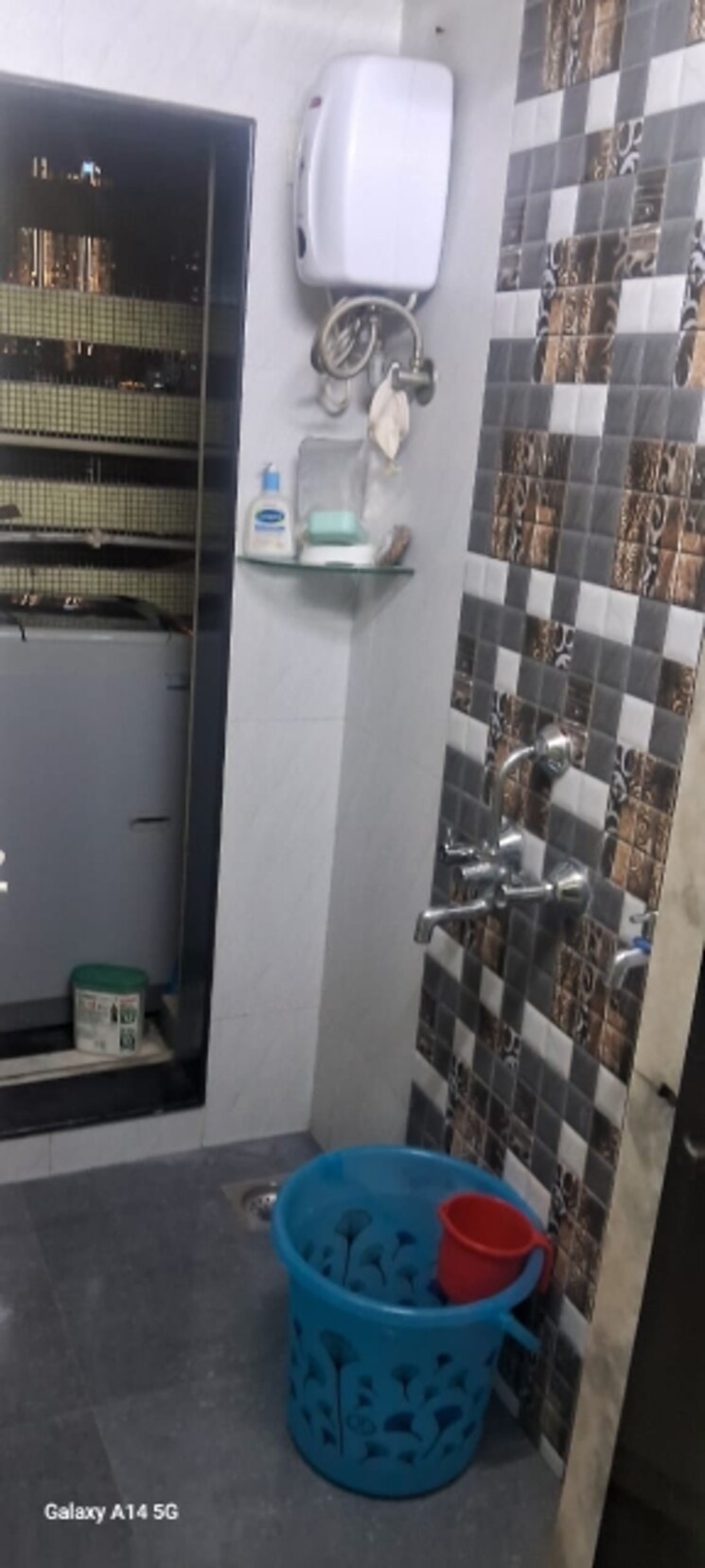 Bathroom, god-gifts-building 1 Bedroom 500 Sq.Ft. Apartment In Lower Parel Mumbai 9369482