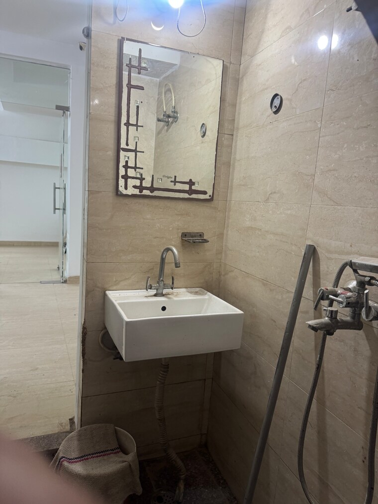 Washroom, sas-tower Commercial Office Space 125 Sq.Yd. In Sector 38 Gurgaon 9369457