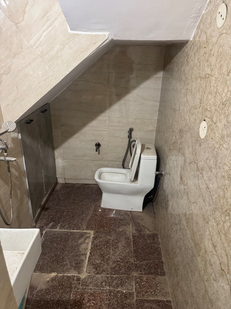 Washroom, sas-tower Commercial Office Space 125 Sq.Yd. In Sector 38 Gurgaon 9369457