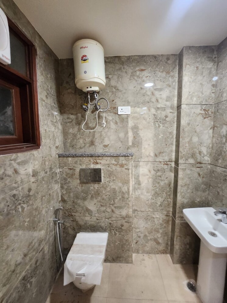 Bathroom, chattarpur 3 Bedroom 1350 Sq.Ft. Builder Floor In Chattarpur Delhi 9369559