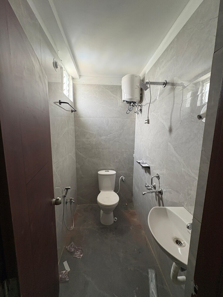 Bathroom, sri-fortune-sonthalia-sky-villas 4 Bedroom 7333 Sq.Ft. Apartment In Kokapet Hyderabad 9369571