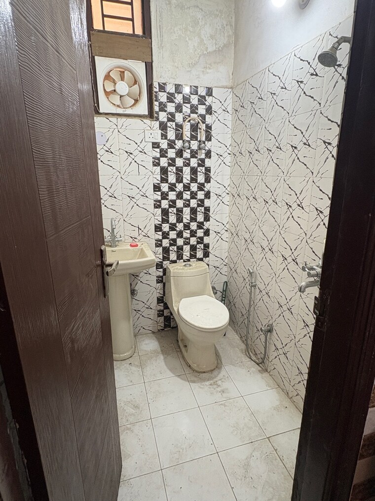 Bathroom, jyoti-super-village 3 Bedroom 1170 Sq.Ft. Apartment In Raj Nagar Extension Ghaziabad 9362299