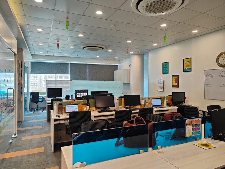 Team Area, hiranandani-gardens Commercial Office Space 5000 Sq.Ft. In Powai Mumbai 9369646