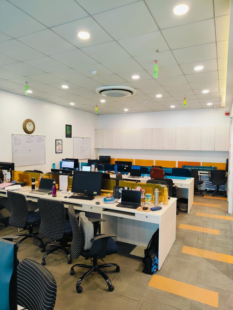 Team Area, hiranandani-gardens Commercial Office Space 5000 Sq.Ft. In Powai Mumbai 9369646