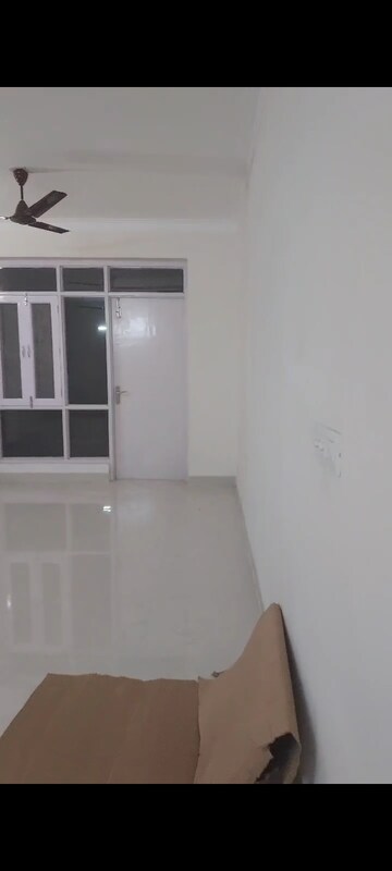 Room in 3 BHK Apartment at Pareena Express Heights, Sector 99 – for Rent