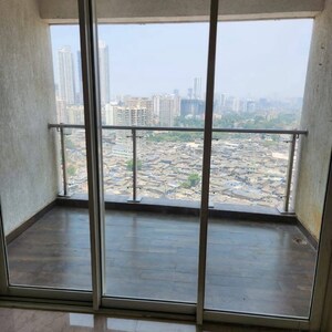 Room in 2 BHK Apartment at JP Decks, Goregaon East – for Rent