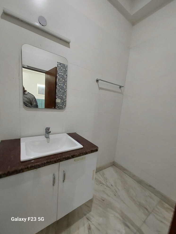 Bathroom, central-park-3-flower-valley 2.5 Bedroom 1094 Sq.Ft. Apartment In Sohna Sector 33 Gurgaon 9369944