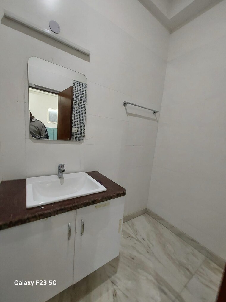 Bathroom, central-park-flower-valley 2.5 Bedroom 1094 Sq.Ft. Apartment In Sohna Sector 33 Gurgaon 9369944