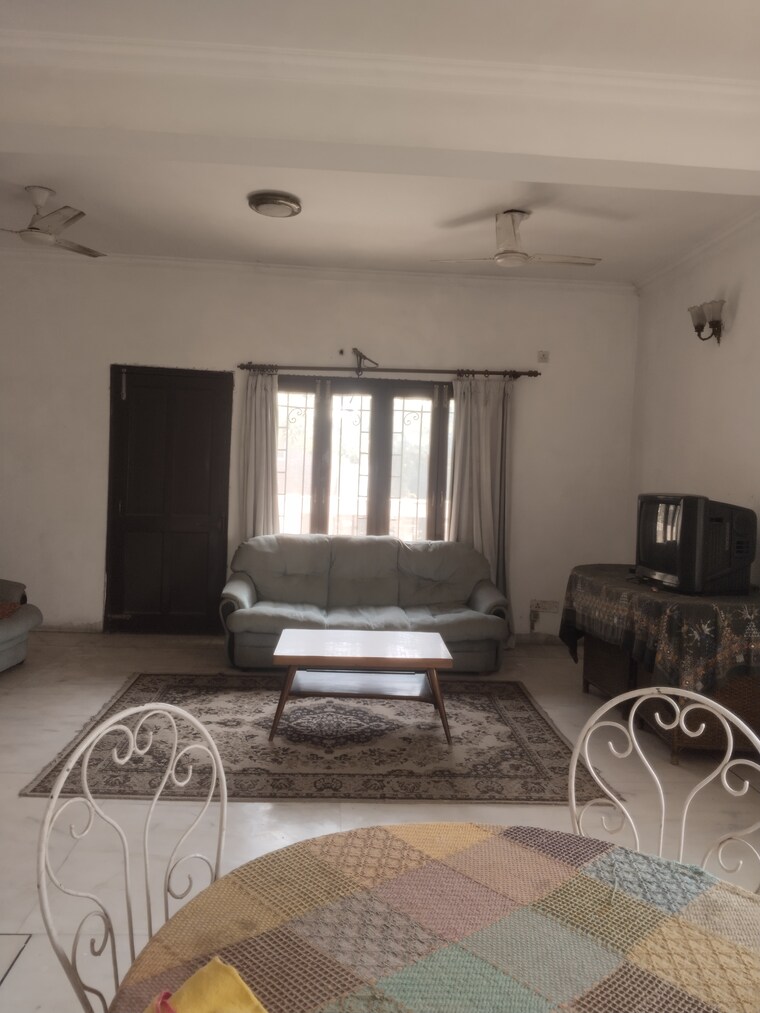 Living Room, sarita-vihar-pocket-c-rwa 2 Bedroom 1150 Sq.Ft. Apartment In Sarita Vihar Delhi 9369903