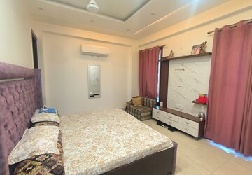 Bedroom in 3 BHK Builder Floor at Sushant Tower, Sector 56 – for Sale