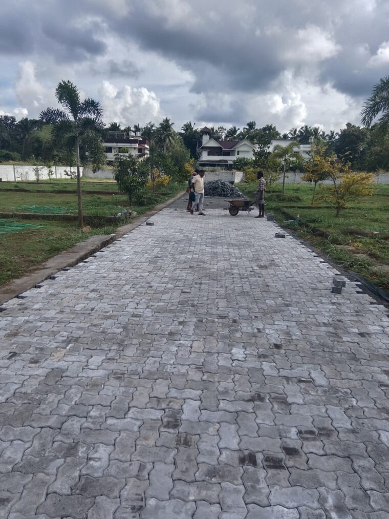  Parking, kechery  4357 Sq.Ft. Plot In Kechery Thrissur 9369984