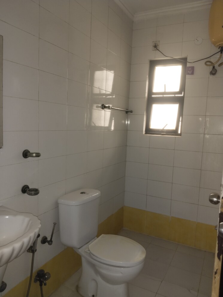 Bathroom, sarita-vihar-pocket-j-rwa 3 Bedroom 2000 Sq.Ft. Apartment In Sarita Vihar Delhi 9369986