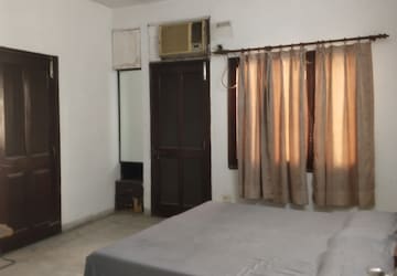 Bedroom in 3 BHK Apartment at Sarita Vihar Pocket-J RWA, Sarita Vihar – for Rent