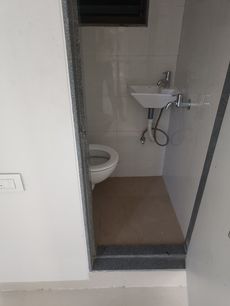 Bathroom, shree-rashmi-jewel Commercial Office Space in IT/SEZ 2800 Sq.Ft. In Kandivali West Mumbai 9370086