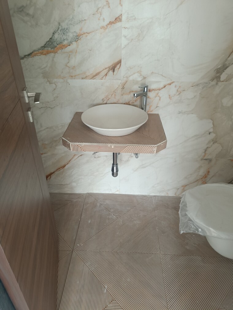 Bathroom, shree-rashmi-jewel Commercial Office Space in IT/SEZ 2800 Sq.Ft. In Kandivali West Mumbai 9370086