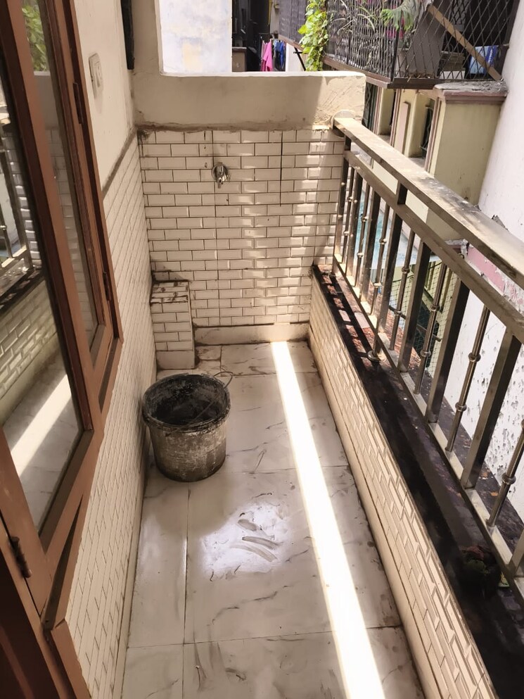 Balcony, vishwakarma colony 3 Bedroom 100 Sq.Yd. Apartment In Vishwakarma Colony Delhi 9370271