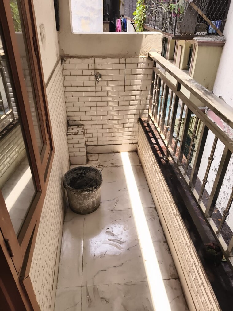 Balcony, vishwakarma colony 3 Bedroom 100 Sq.Yd. Apartment In Vishwakarma Colony Delhi 9370271