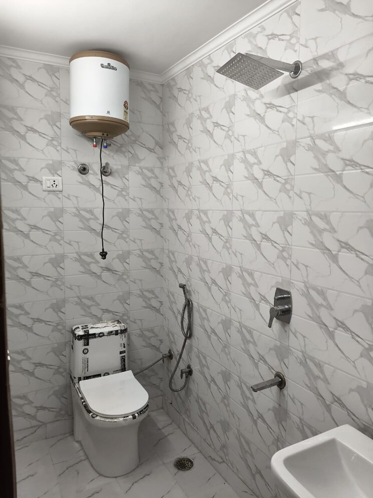 Bathroom, vishwakarma colony 3 Bedroom 100 Sq.Yd. Apartment In Vishwakarma Colony Delhi 9370271