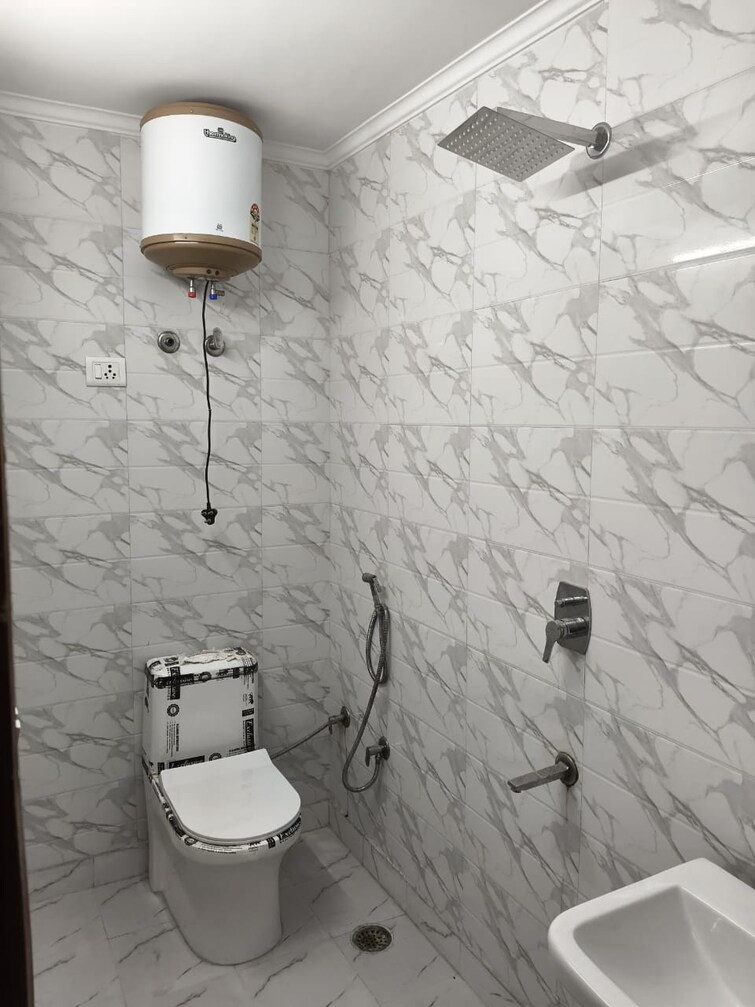 Bathroom, vishwakarma colony 3 Bedroom 100 Sq.Yd. Apartment In Vishwakarma Colony Delhi 9370271