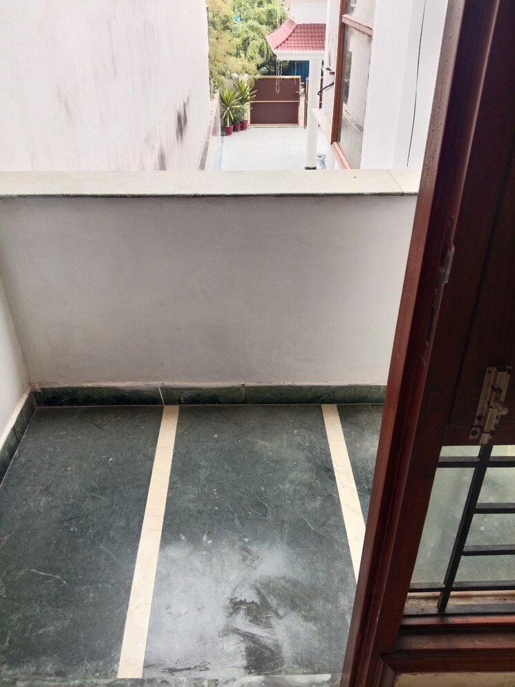 Balcony, rwa-apartments-sector-51 1.5 Bedroom 750 Sq.Ft. Villa In Sector 51 Noida 9370274