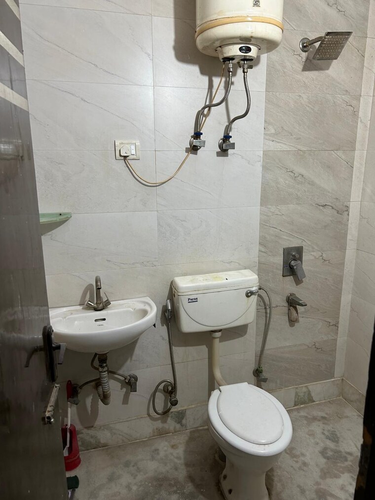Bathroom, malviya nagar 3 Bedroom 1125 Sq.Ft. Builder Floor In Malviya Nagar Delhi 9370296