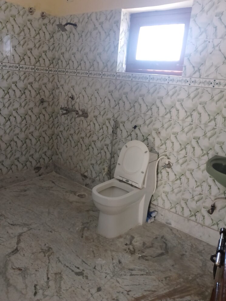 Bathroom, jogiwala 2 Bedroom 900 Sq.Ft. Builder Floor In Jogiwala Dehradun 9370346