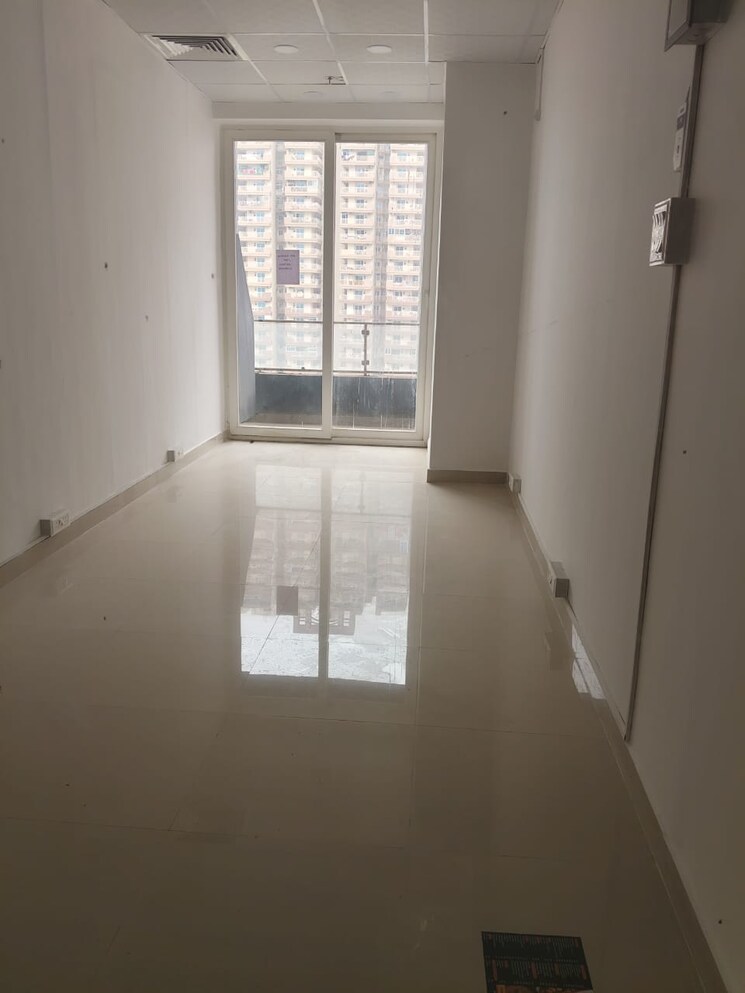 Room, gaur-city-center Commercial Office Space 190 Sq.Ft. In Sector 4 Greater Noida Greater Noida 9370368