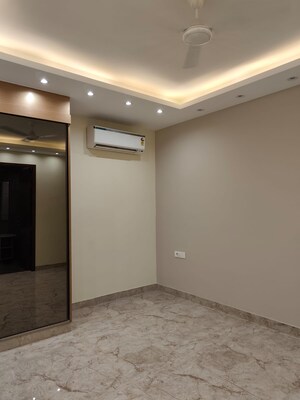 Room in 3 BHK Builder Floor at DLF Garden Villas, Sector 43 – for Rent