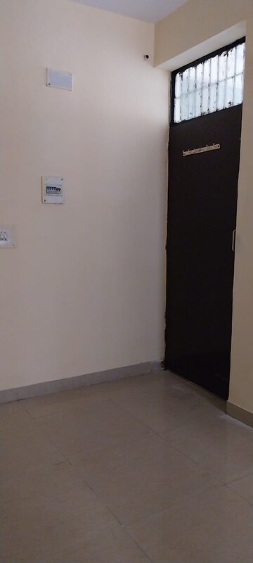 Room in 1.5 BHK Apartment at Sector 10 Greater Noida – for Sale
