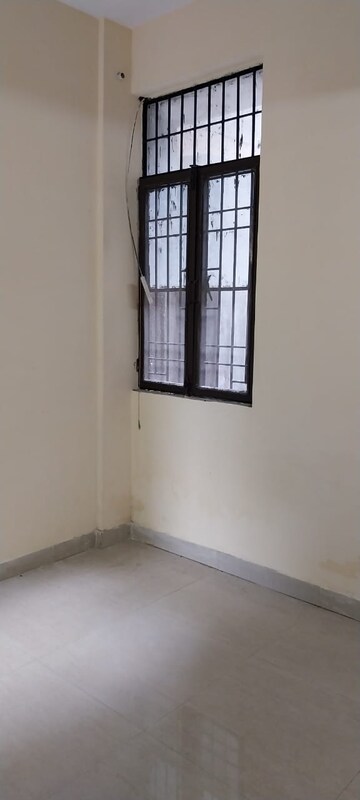 Room in 1.5 BHK Apartment at Sector 10 Greater Noida – for Sale