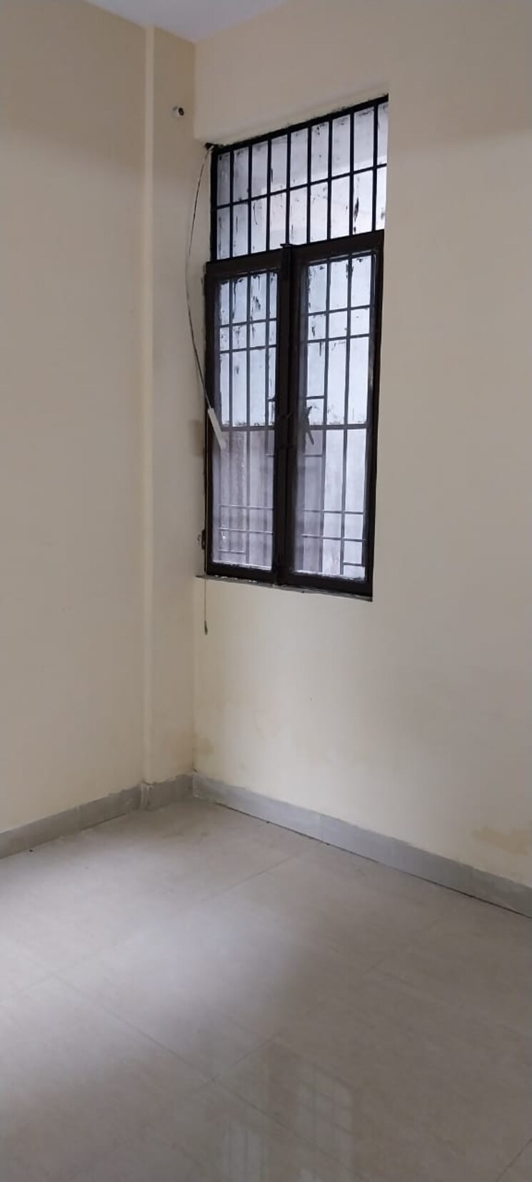 Room, sector 10 greater noida 1.5 Bedroom 30 Sq.Mt. Apartment In Sector 10 Greater Noida Greater Noida 9370433