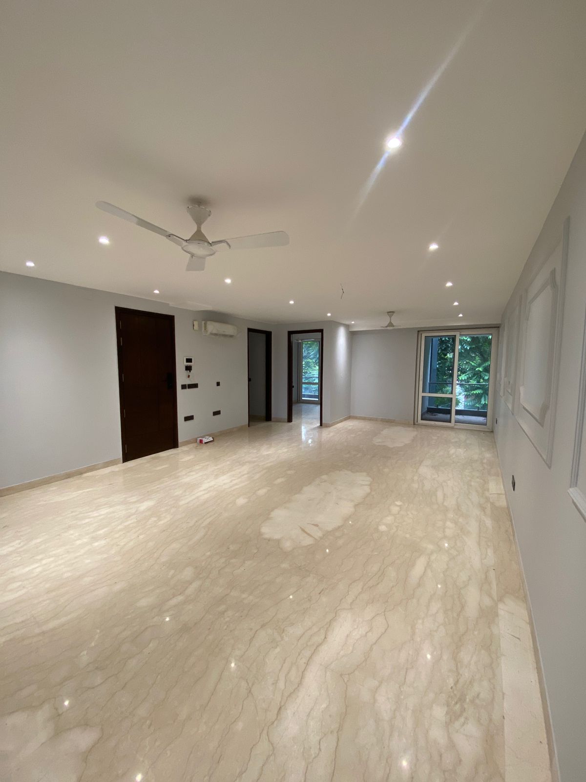 4 BHK + Servant Room 2800 Sq.Ft. Builder Floor in DLF Garden City Plots I