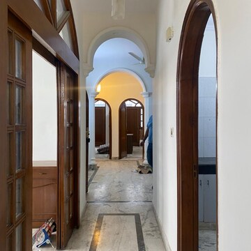 Building Lobby in 3 BHK Builder Floor at Dlf Phase ii – for Rent