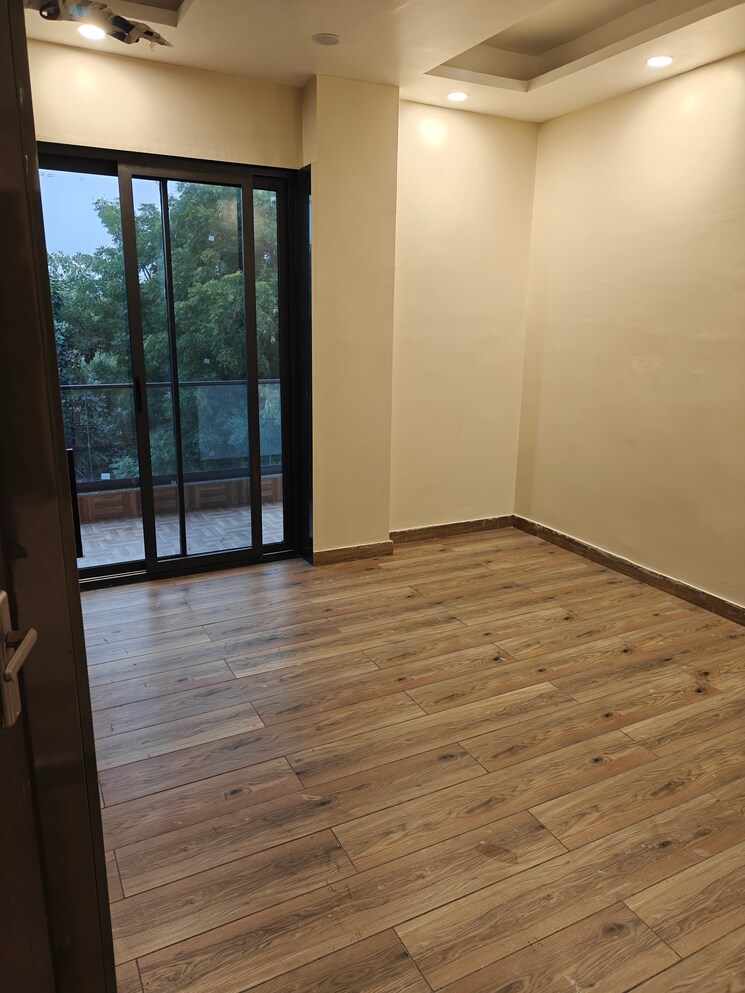 Room, sector 5 3 Bedroom 1835 Sq.Ft. Builder Floor In Sector 5 Gurgaon 9370648