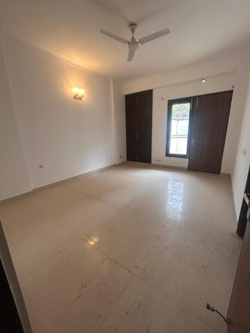 Room in 3 BHK Builder Floor at Gupta Awas, Sector 43 – for Rent