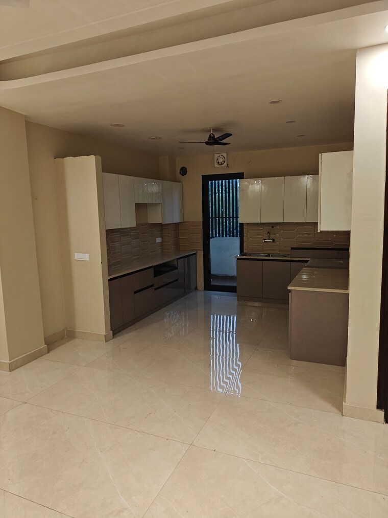 Room, sector 5 3 Bedroom 1835 Sq.Ft. Builder Floor In Sector 5 Gurgaon 9370881