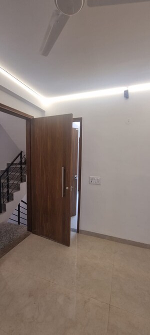 Room in 2 BHK Builder Floor at Sector 55 – for Rent