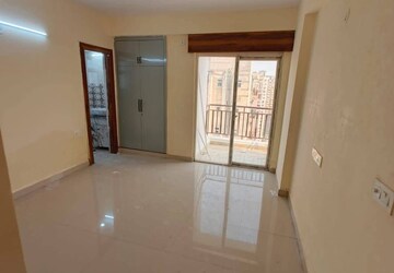 Room in 3 BHK Apartment at Amrapali Platinum, Sector 119 – for Sale