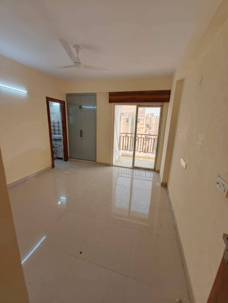 Room, amrapali-platinum 3 Bedroom 1625 Sq.Ft. Apartment In Sector 119 Noida 9371008