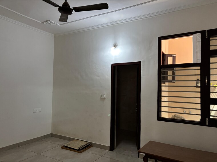 Room, patiala road 3 Bedroom 130 Sq.Yd. Independent House In Patiala Road Zirakpur 9370992