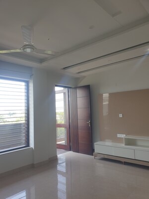 Building Lobby in 4 BHK Builder Floor at Sector 16 – for Rent