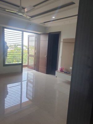 Room in 4 BHK Builder Floor at Sector 16 – for Rent