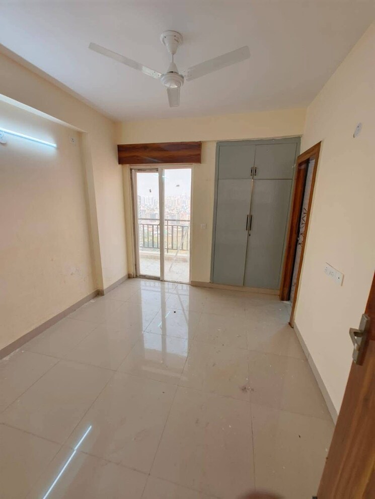 Room, amrapali-platinum 3 Bedroom 1625 Sq.Ft. Apartment In Sector 119 Noida 9371324