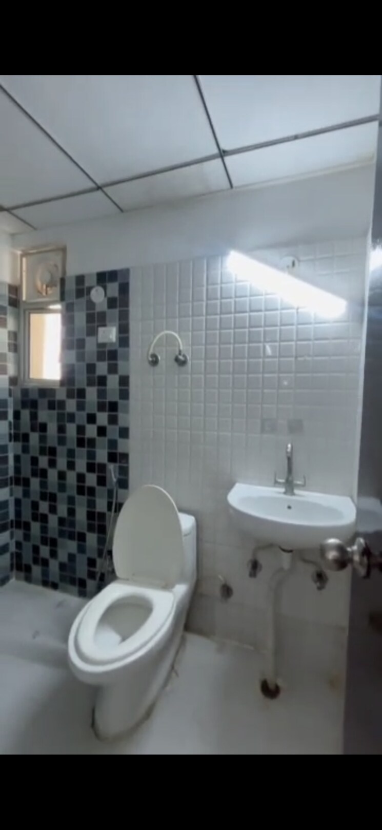 Bathroom, amrapali-princely-estate 2 Bedroom 875 Sq.Ft. Apartment In Sector 76 Noida 9371413
