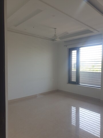 Room in 4 BHK Builder Floor at Sector 16 – for Rent